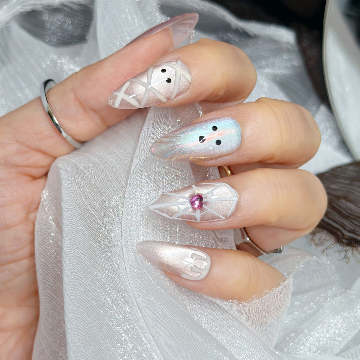 Little Ghost（白色小鬼鬼）