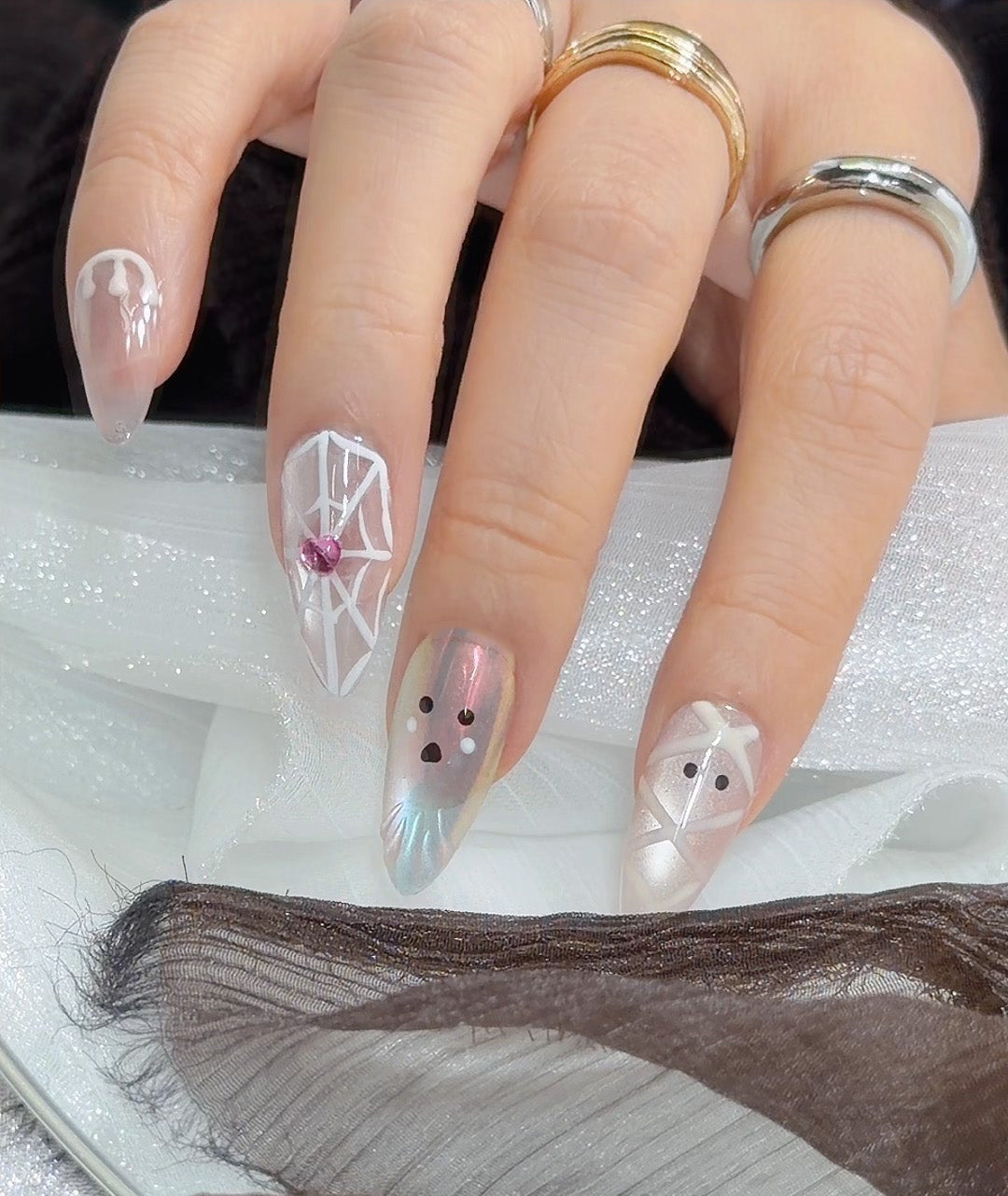 Little Ghost（白色小鬼鬼）