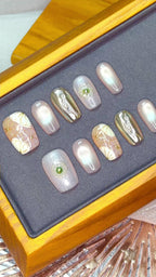 Gilded Camellia (金緻山茶花)