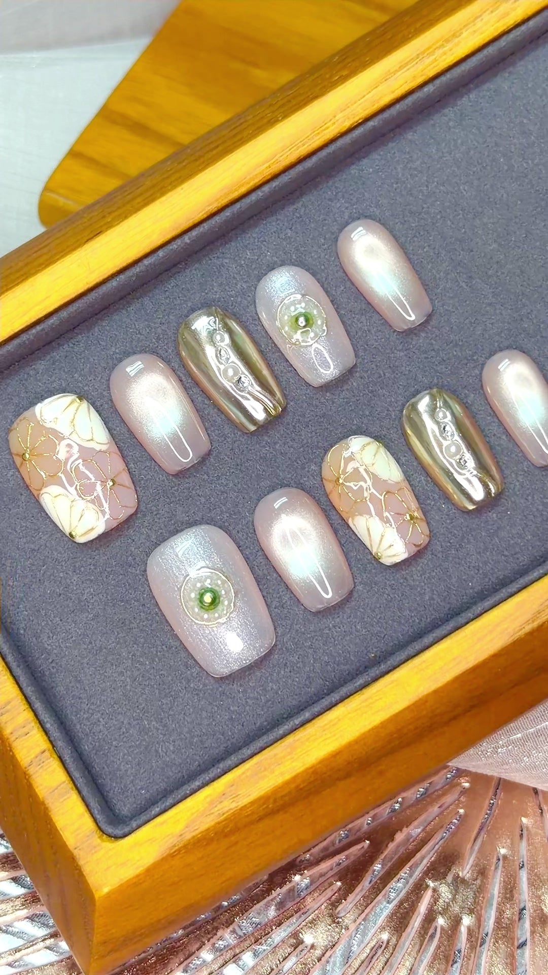Gilded Camellia (金緻山茶花)